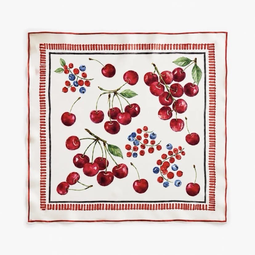 Satiniertes Cherry Bloom Viskosetuch mit Kirschprint