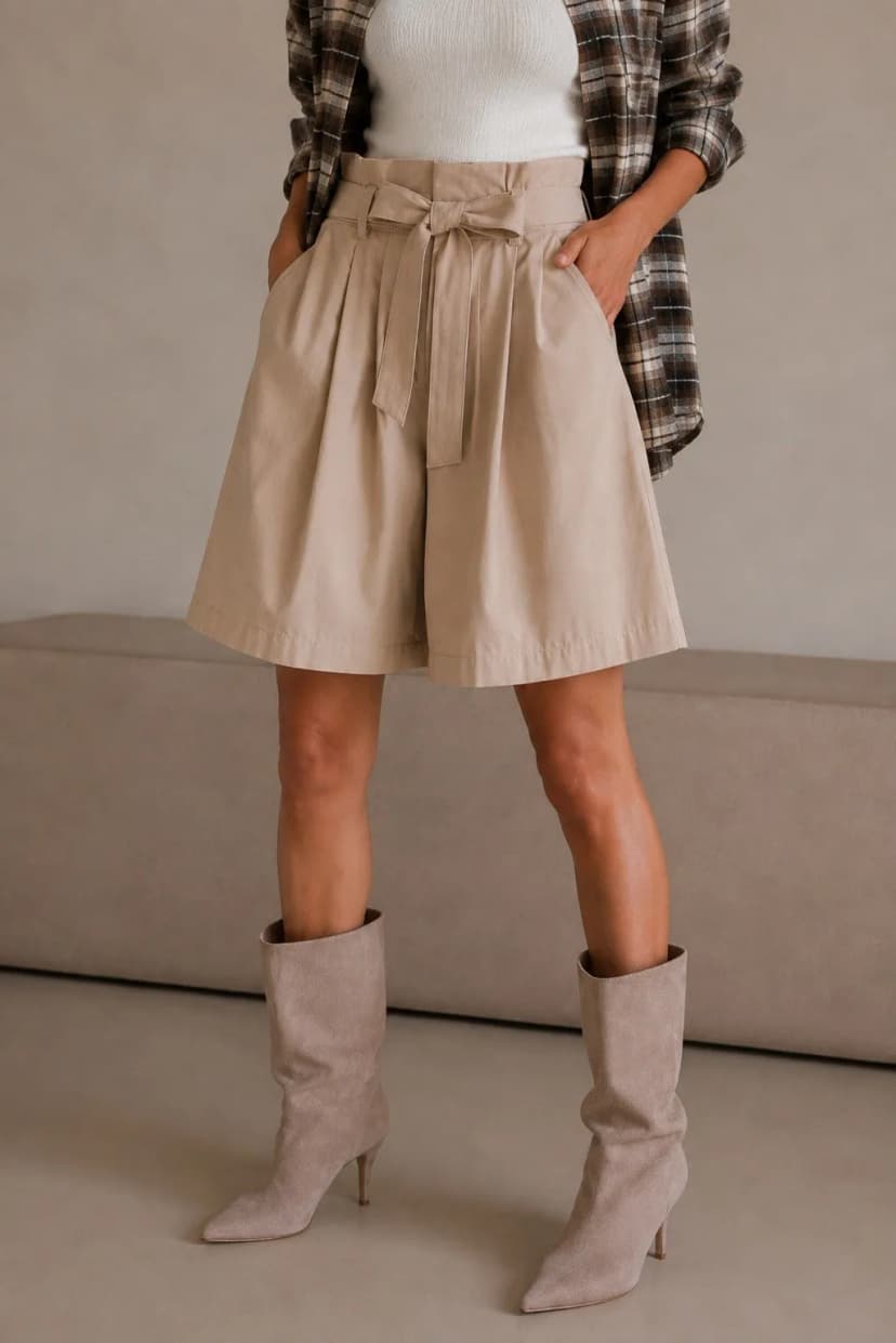 Bermuda-Shorts aus Baumwoll-Popeline mit Gürtel . Beige