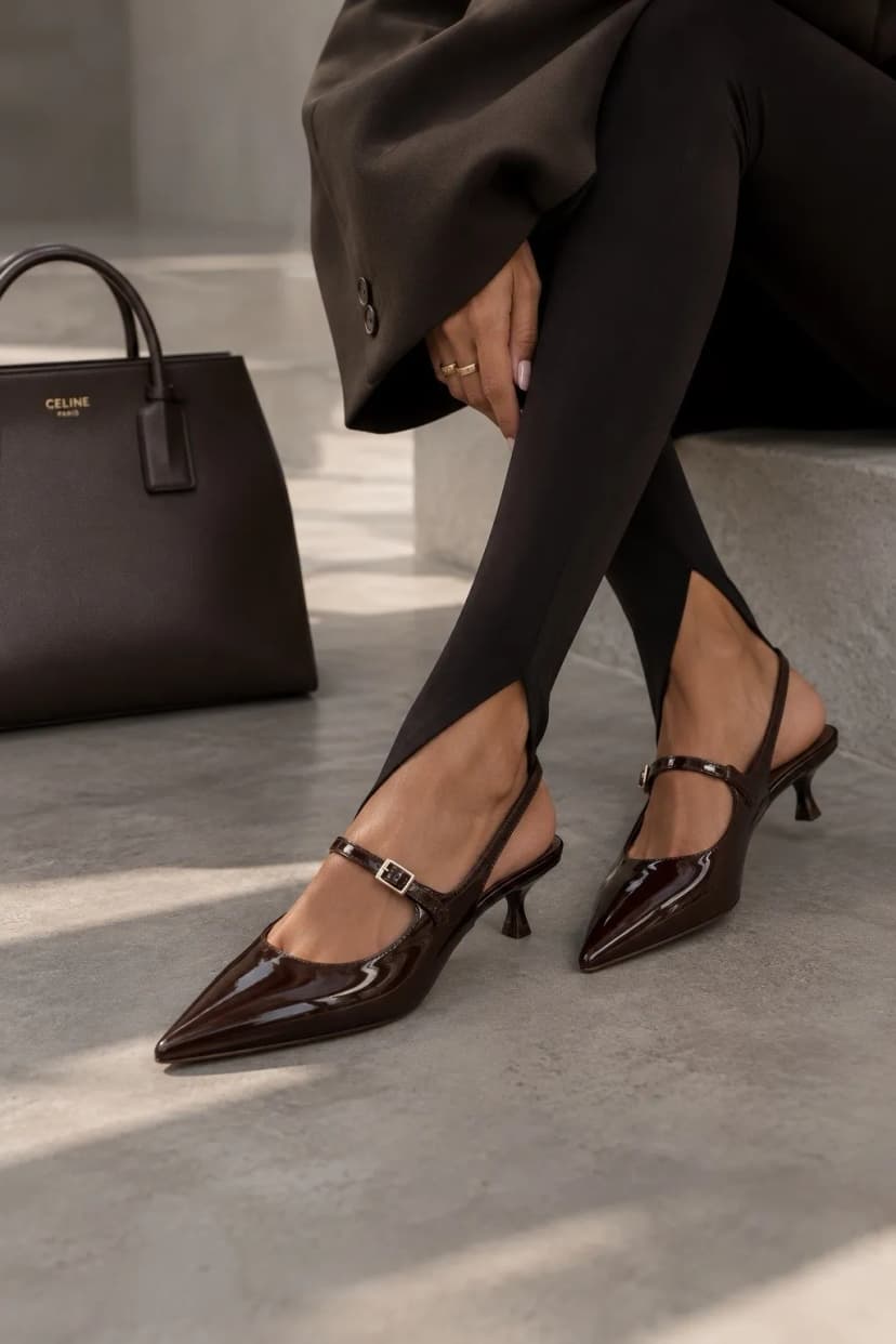 Lackleder-Pumps in Braun mit kleinem Absatz & verstellbarem Riemen Gr. 38