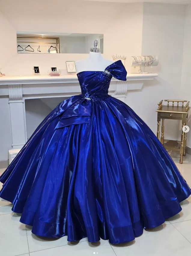 Königsblau Quinceanera Kleider One Shoulder glänzend Perlen süß 16 Ballkleid