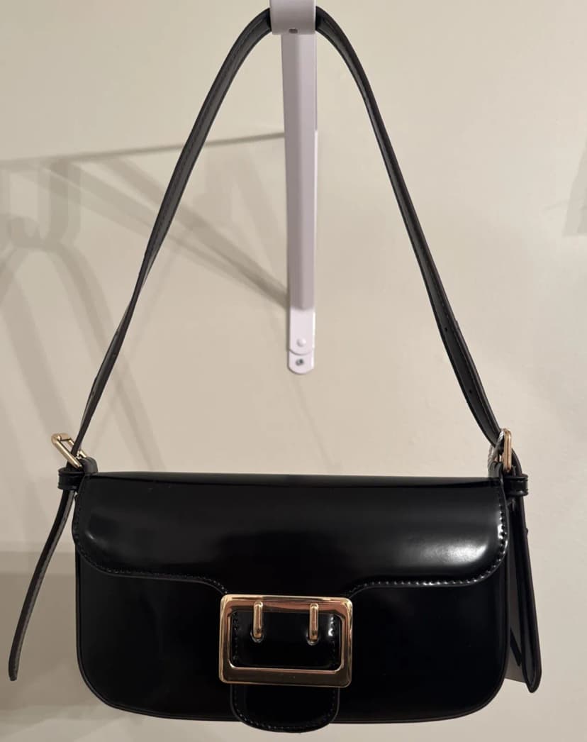 Worthington Flap Schultertasche schwarz goldene Schnalle kleine Handtasche