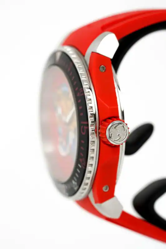 Gucci Dive Tiger – Rotes Zifferblatt – Rotes Kautschukarmband – Uhr für Herren – – neu – Uhren & Schmuck – Foto 1 von 5