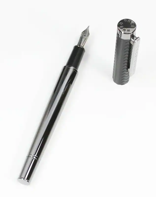 Hugo Boss Tire Füllfederhalter fountain pen HSW9022 (199) (32) – neu – Sonstiges – überwiegend weiß – Foto 1 von 2
