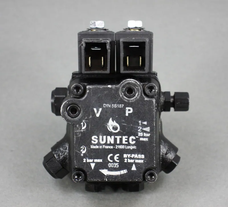SunTec Ölbrennerpumpe AT2V55CK 9605 4 ( WERK ) – neu – Sonstiges – überwiegend silber – Foto 1 von 2