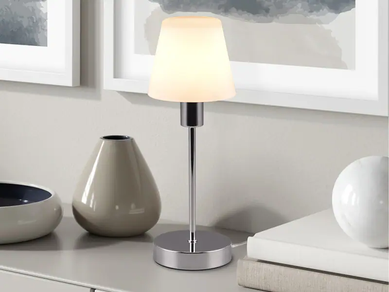 Dimmbare Nachttischlampe mit Halogen Leuchtmittel & Chrom glänzenden Glasschirm