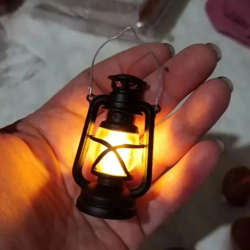 Puppenhaus Mini LED Retro Laterne leuchtende Öllampe Nachtlicht Deko