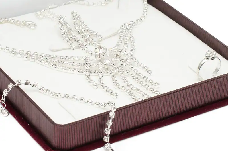 Strass Schmuckset Silberfarben Etui Collier Ohrringe Ring Armband für Hochzeit