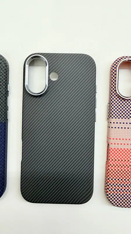 M.alex(e) Carbon Case Schutzhülle mit MagSafe für iPhone 17 Magnetische Carbon