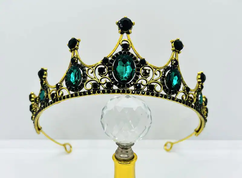 Majestätische Handgefertigte Tiara im Barockstil mit Grünen und Schwarzen Strass