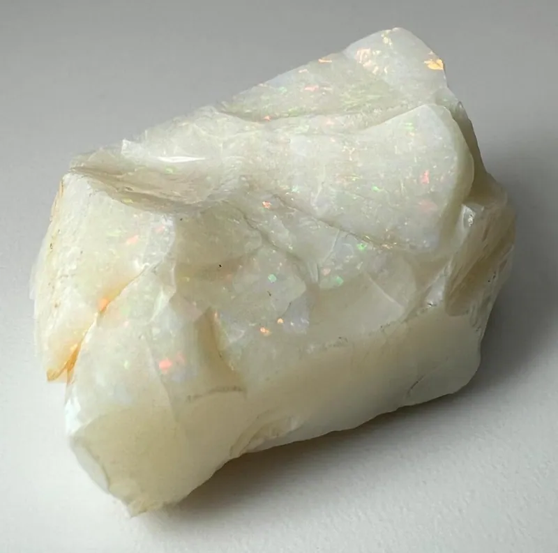 Australischer Milchopal Rohstein 10 g Edelstein mit Farbspiel Milk Opal