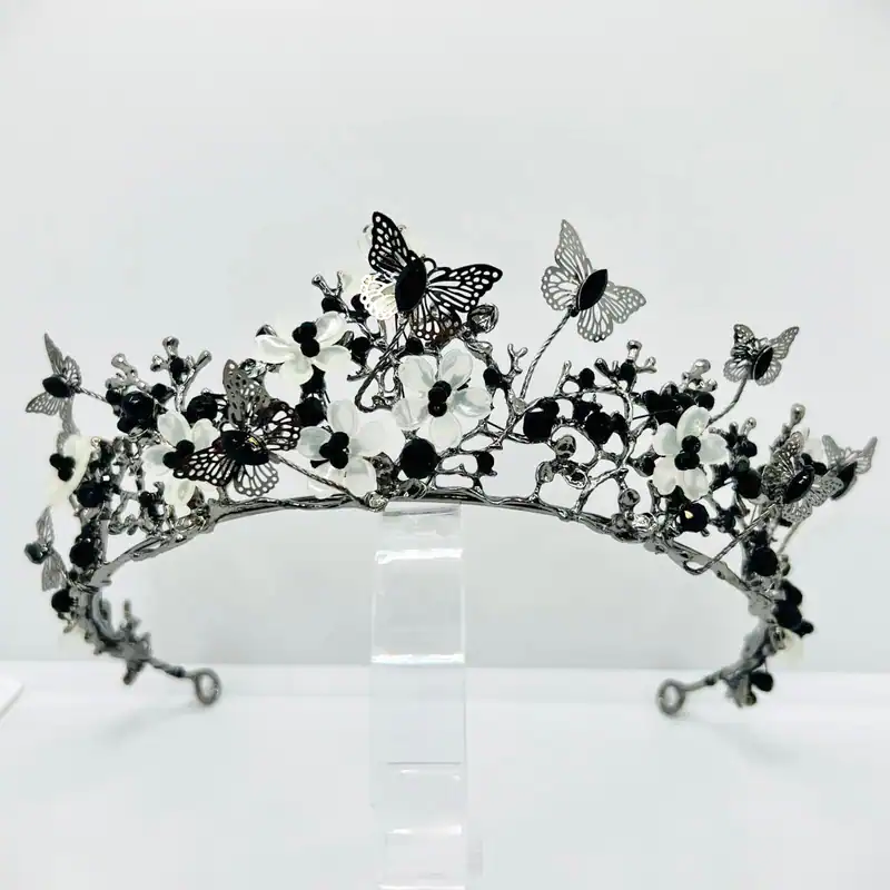 Handgefertigte Tiara Blumen Schmetterlingen Handmade tiara with flowers