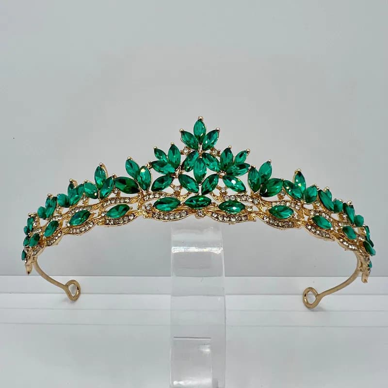 Minimalistische Tiara Goldene Krone mit smaragdgrünen Strasssteinen