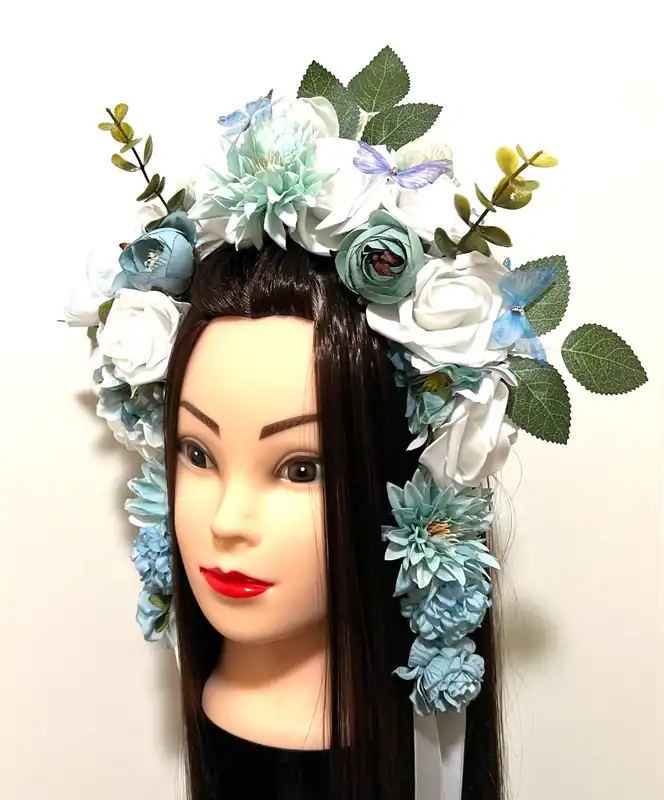 Festival Blumenkrone – Rosen & Dahlien Weiß/Eisblau, 8 cm, mit Schmetterlingen