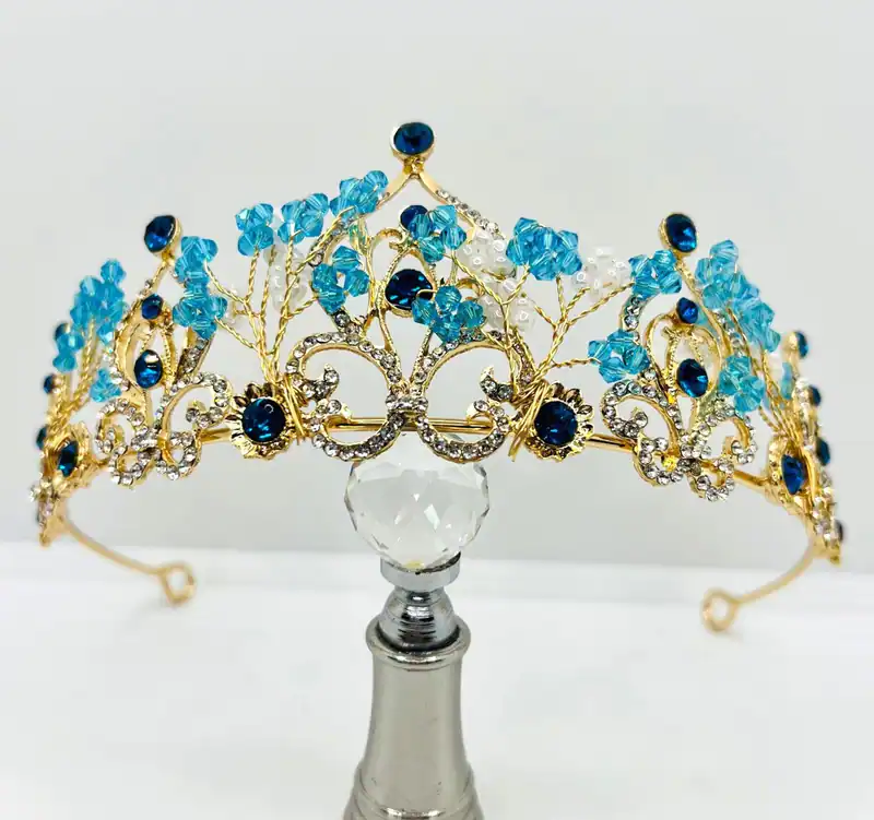 Goldene Tiara mit blauen Strasssteinen Perlen Golden tiara with blue rhinestones