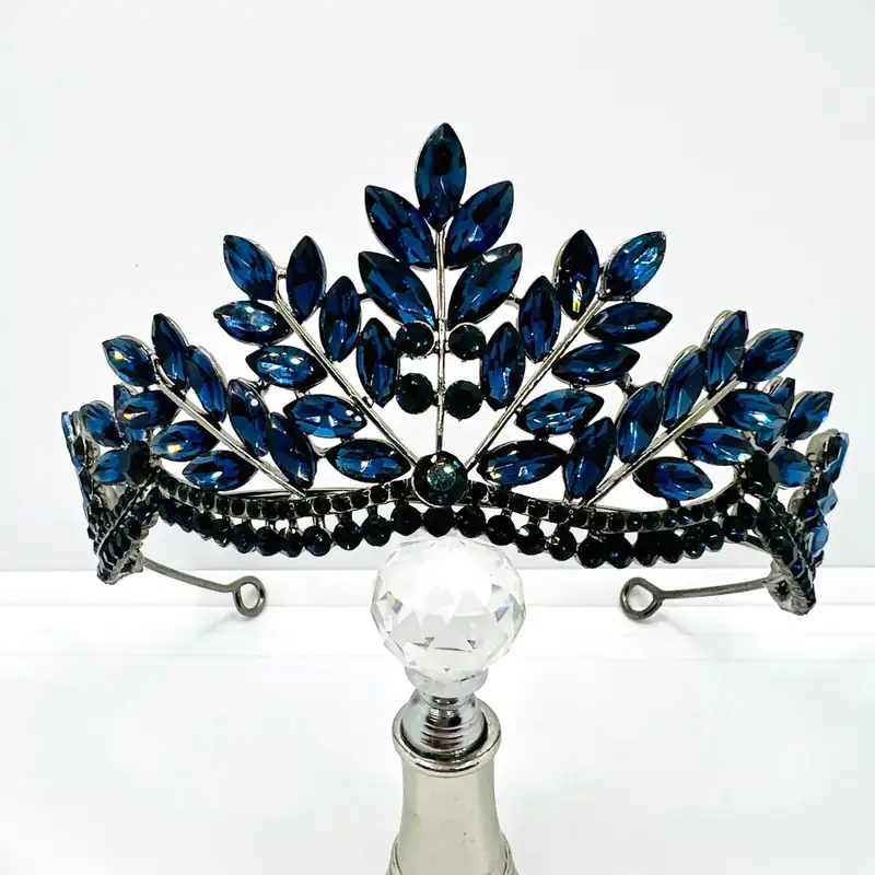 Handgefertigte Luxus Tiara in Dunkelblau Elegantes Diadem Tiara in Dark Blue
