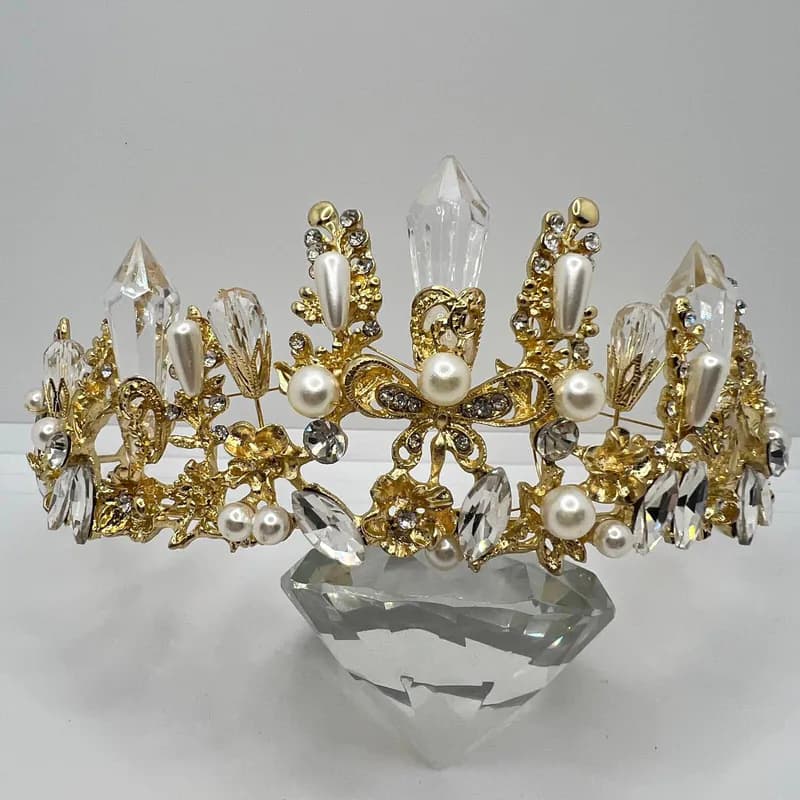 Goldene Tiara mit Kristallen Edelsteinen Perlen Filigrane Verarbeitung Blumen