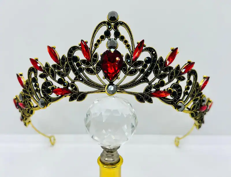Diadem mit roten und schwarzen Steinen Diadem with red and black stones