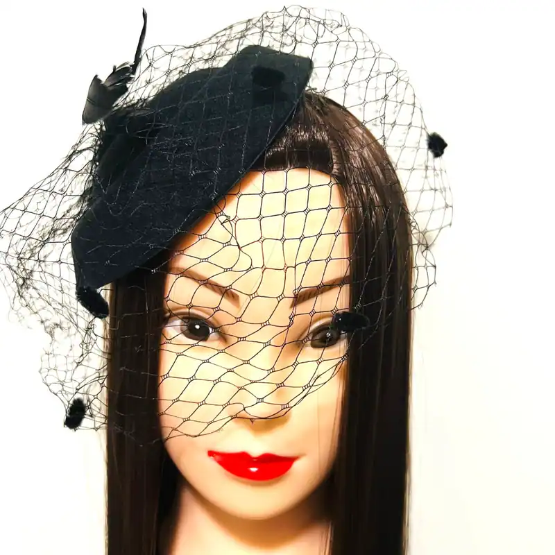 Schwarzer Fascinator mit Birdcage-Schleier & Federn – Haarklemme, 17×14 cm, 40s/