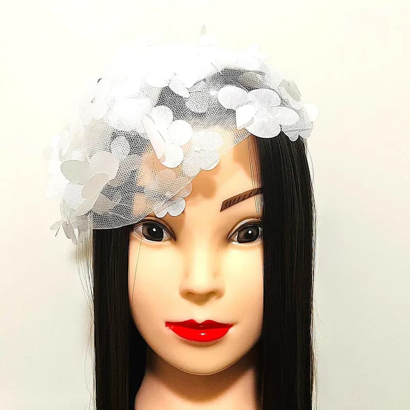 Weißer Fascinator mit 3D-Blüten, Tüll & Federn – Strass-Akzent, Haarreif, 25×28