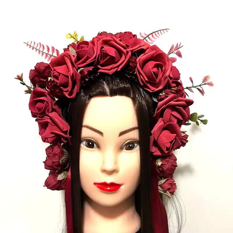 Festival Blumenkrone Rosen Bordeaux Weinrot Dunkelrot Atelierarbeit